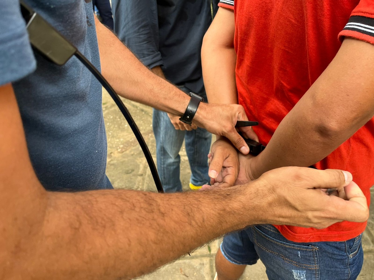 Pessoas conduzidas na Praça da Bandeira