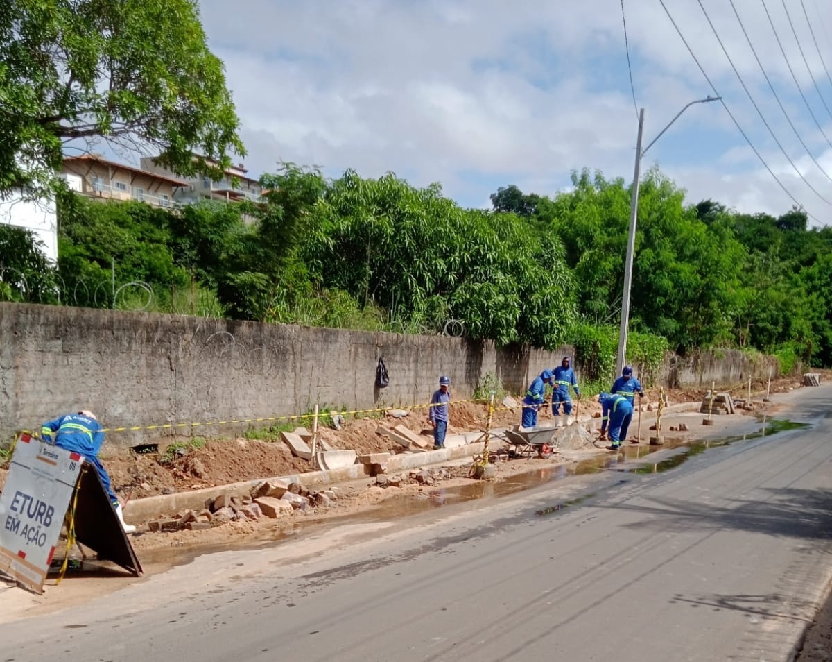 Prefeitura de Teresina realiza obra emergencial na Rua 40 para conter alagamento.
