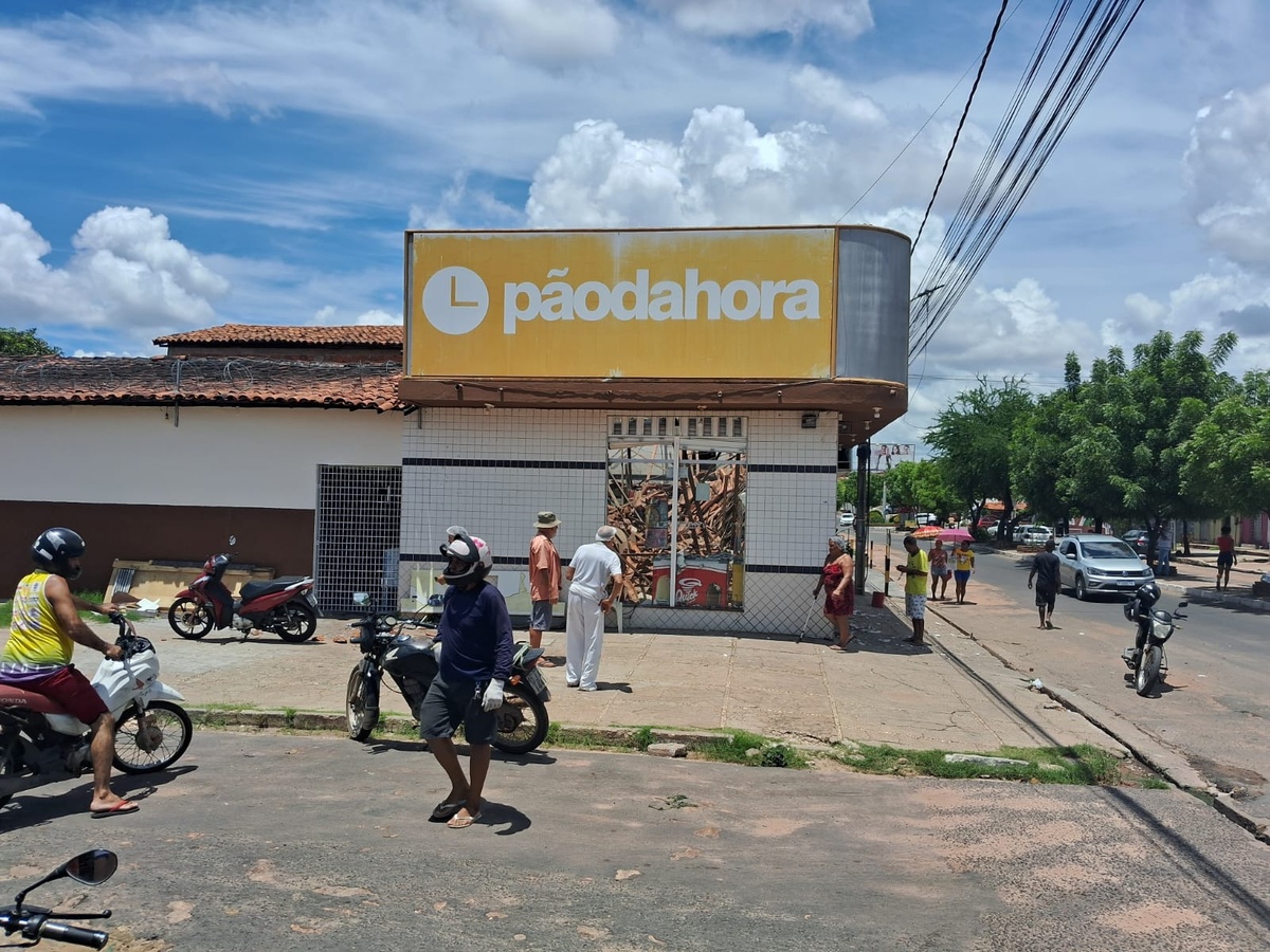 Teto de padaria desaba e deixa duas funcionárias feridas em Timon.