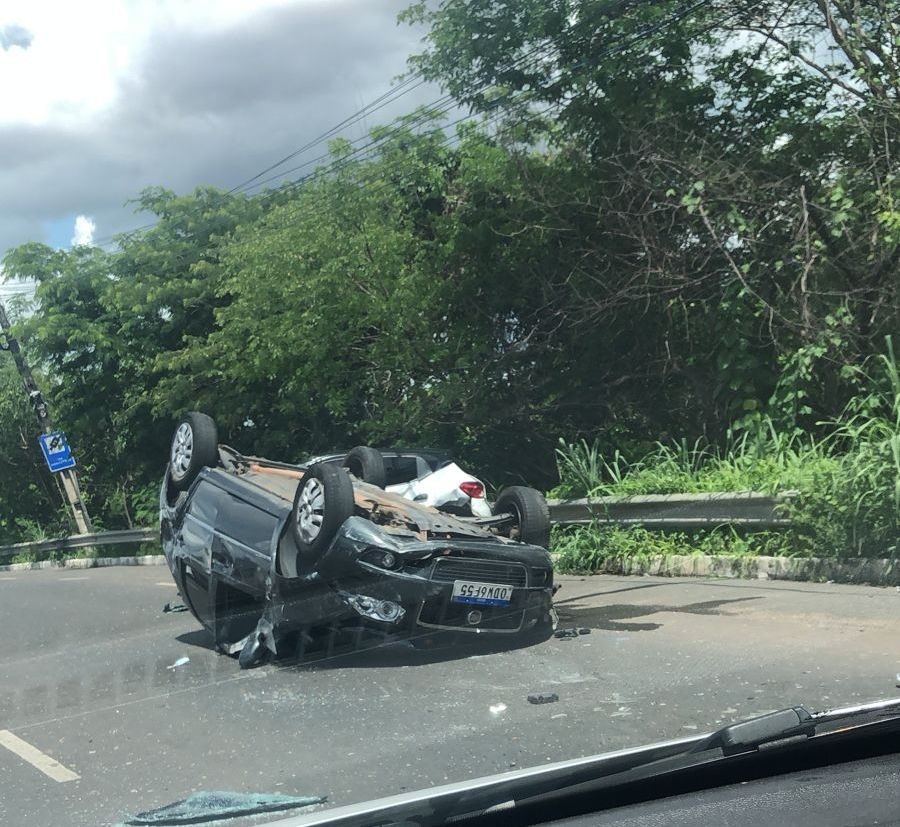 Um dos veícuklos ficou completamente destruído.