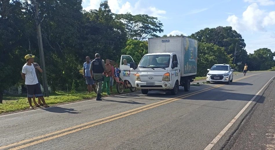 Um homem foi morto com um tiro dentro de um carro baú, em União.