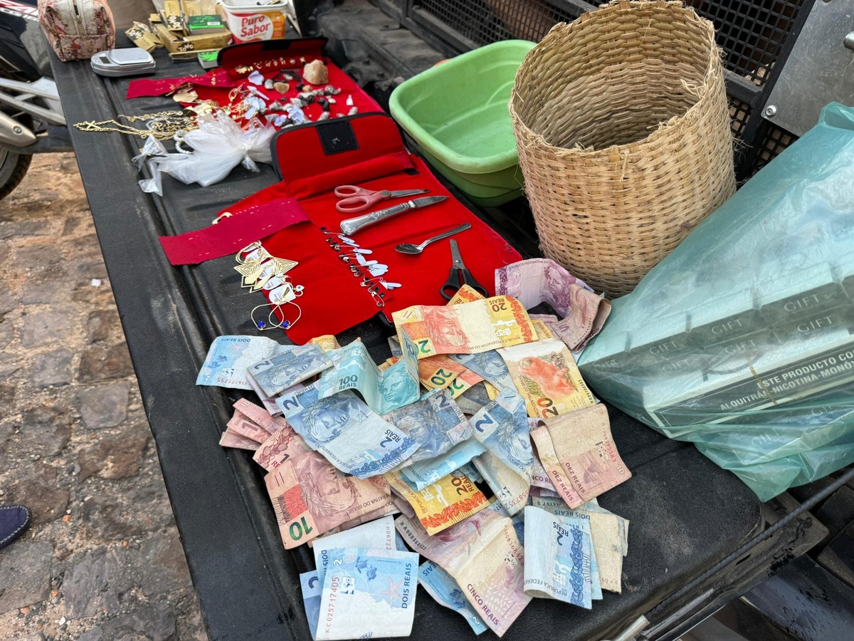A operação apreendeu dinheiro, joias, armas e munições.