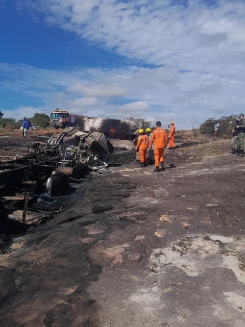 Caminhão tanque explode e deixa duas pessoas mortas em rodovia no Sul do Piauí.