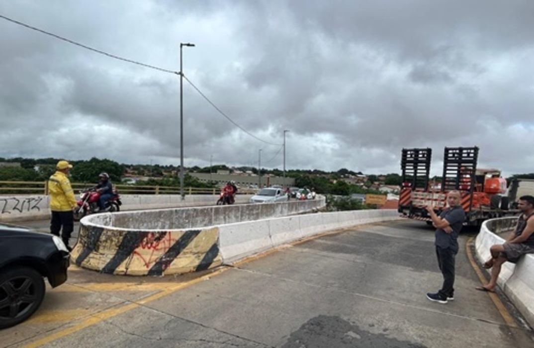 Carreta quebra na Ponte da Amizade e bloqueia trânsito entre Teresina e Timon.