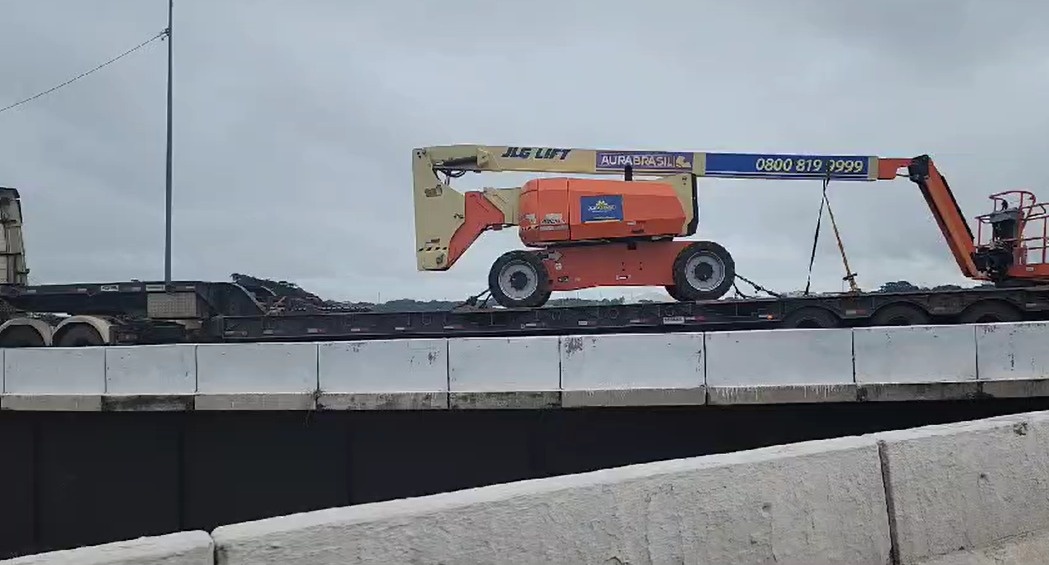 Carreta quebra na Ponte da Amizade e bloqueia trânsito entre Teresina e Timon.