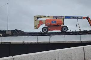 Carreta quebra na Ponte da Amizade e bloqueia trânsito entre Teresina e Timon. (Foto: Reprodução/ Internet)