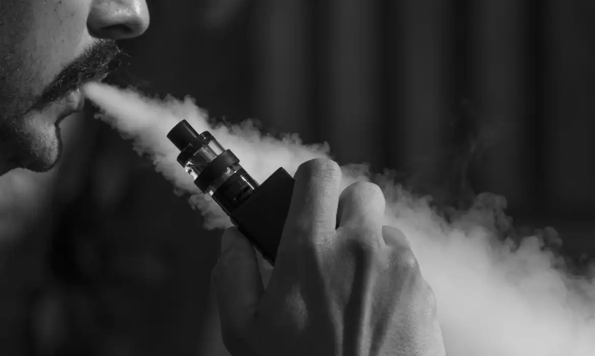 Cigarro eletrônico.