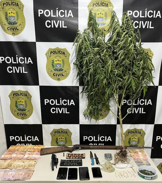 Com os presos, foram apreendidas várias drogas, além de uma espingarda, um revólver e dinheiro em espécie.