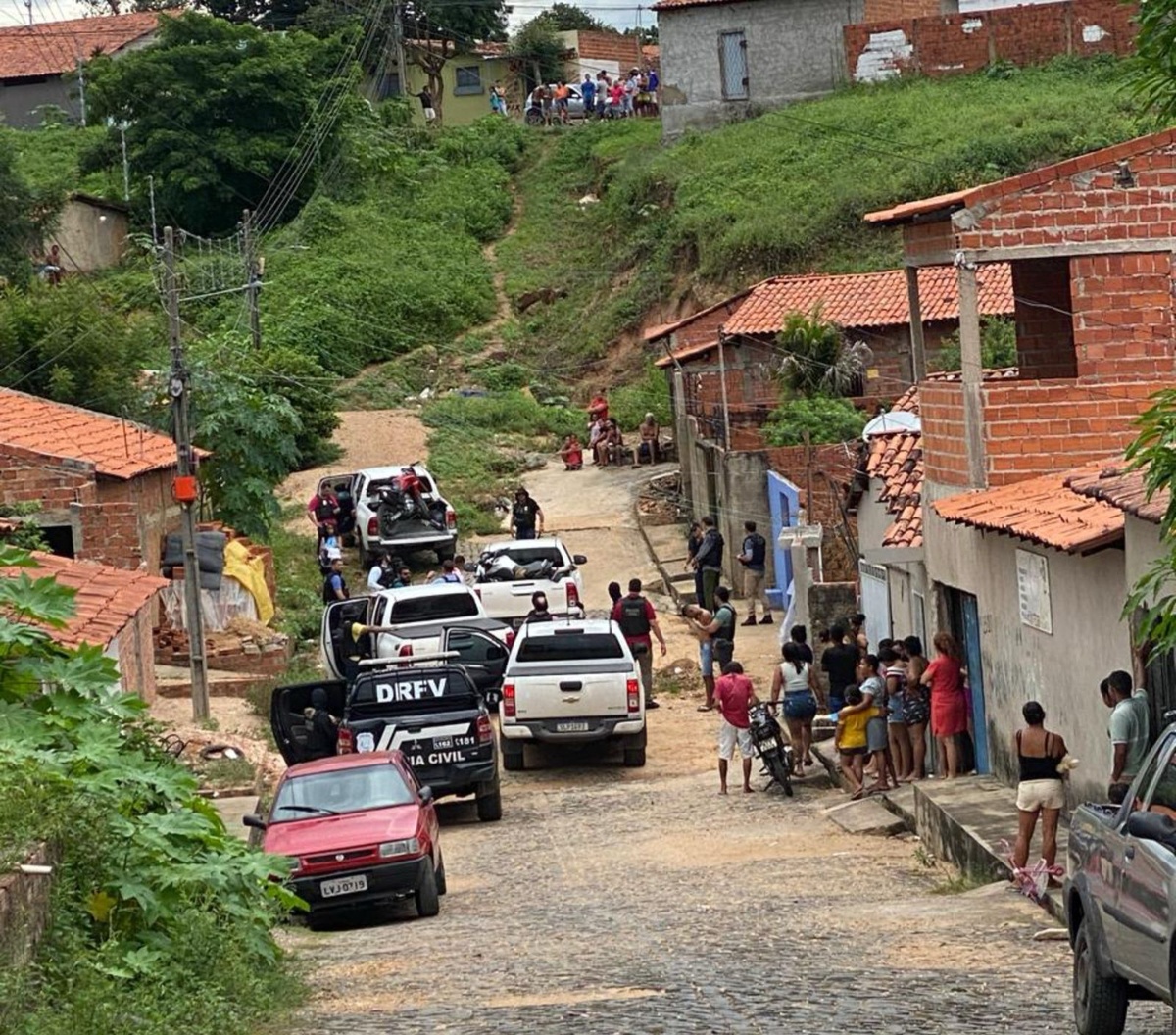 Contra o preso, constam quatro mandados de prisão expedidos pela Justiça.