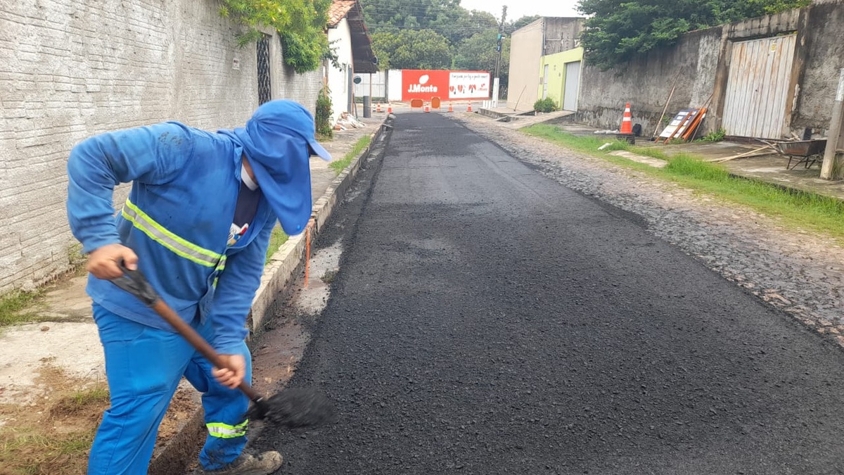 Dr. Pessoa investe em pavimentação asfáltica no bairro Dirceu Arcoverde II.