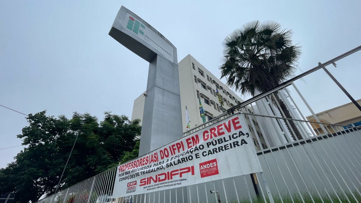Entras as reivindicações, estão o reajuste salarial e o fim do novo ensino médio.