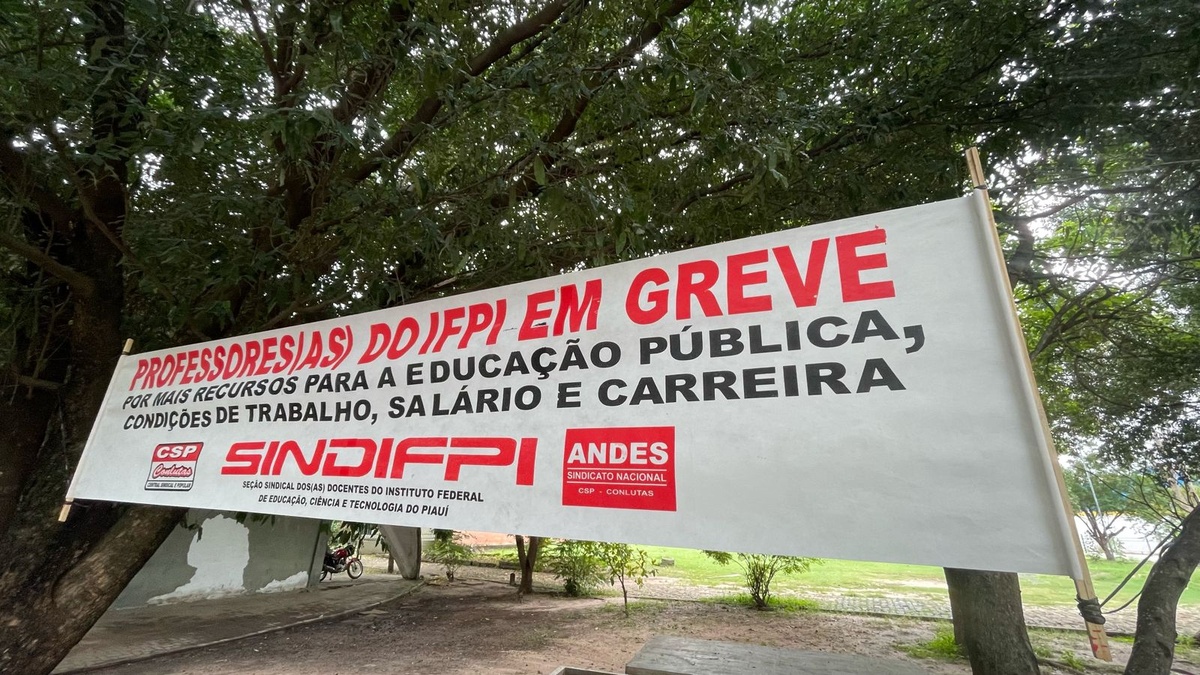 Greve no campus do centro, em Teresina.