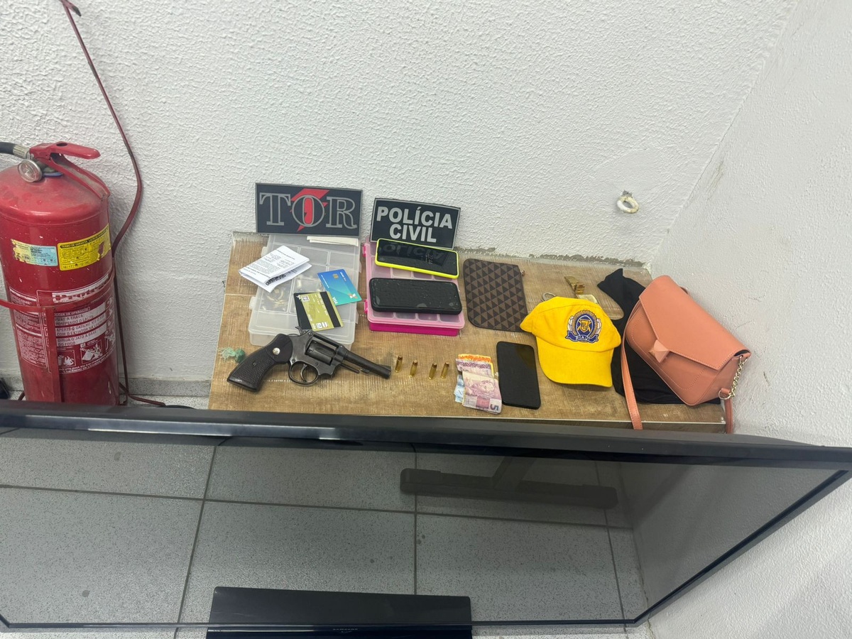 Materiais apreendidos durante a ação policial.