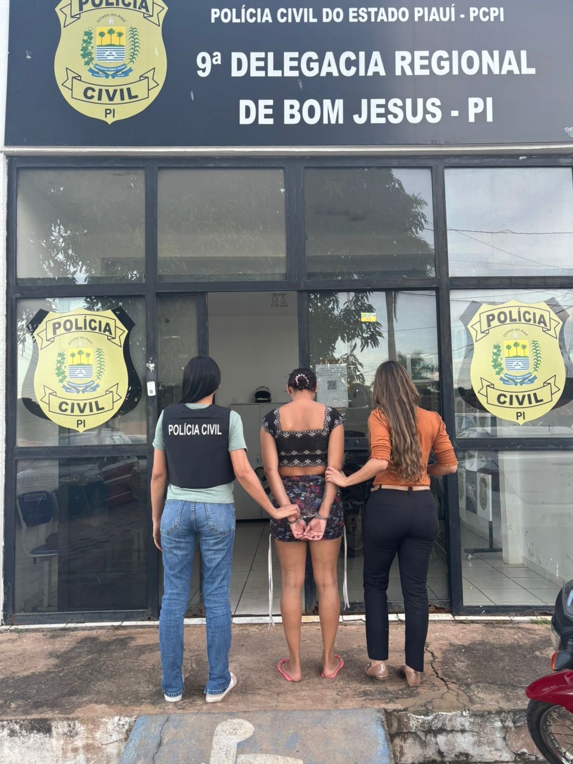 Mulher presa acusada de associação ao crime e exploração sexual.