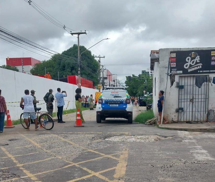 O corpo foi encontrado dentro de um carro, na rua Olavo Bilac.