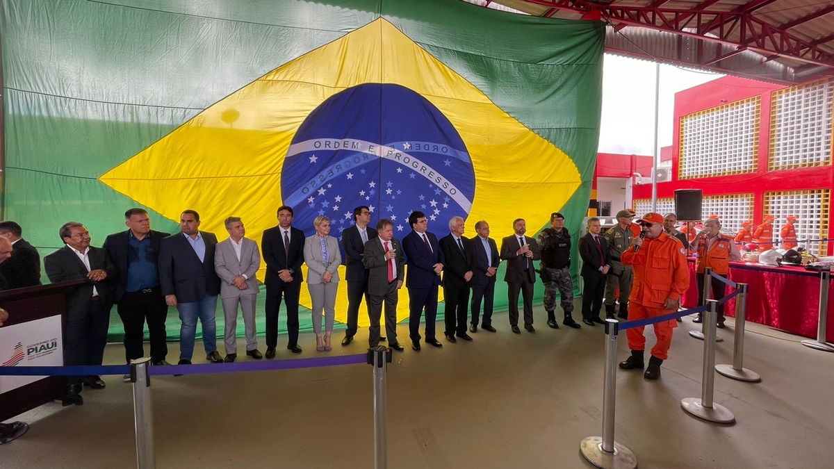 O governador Rafael Fonteles e o deputado federal Merlong Solano estiveram na entrega.