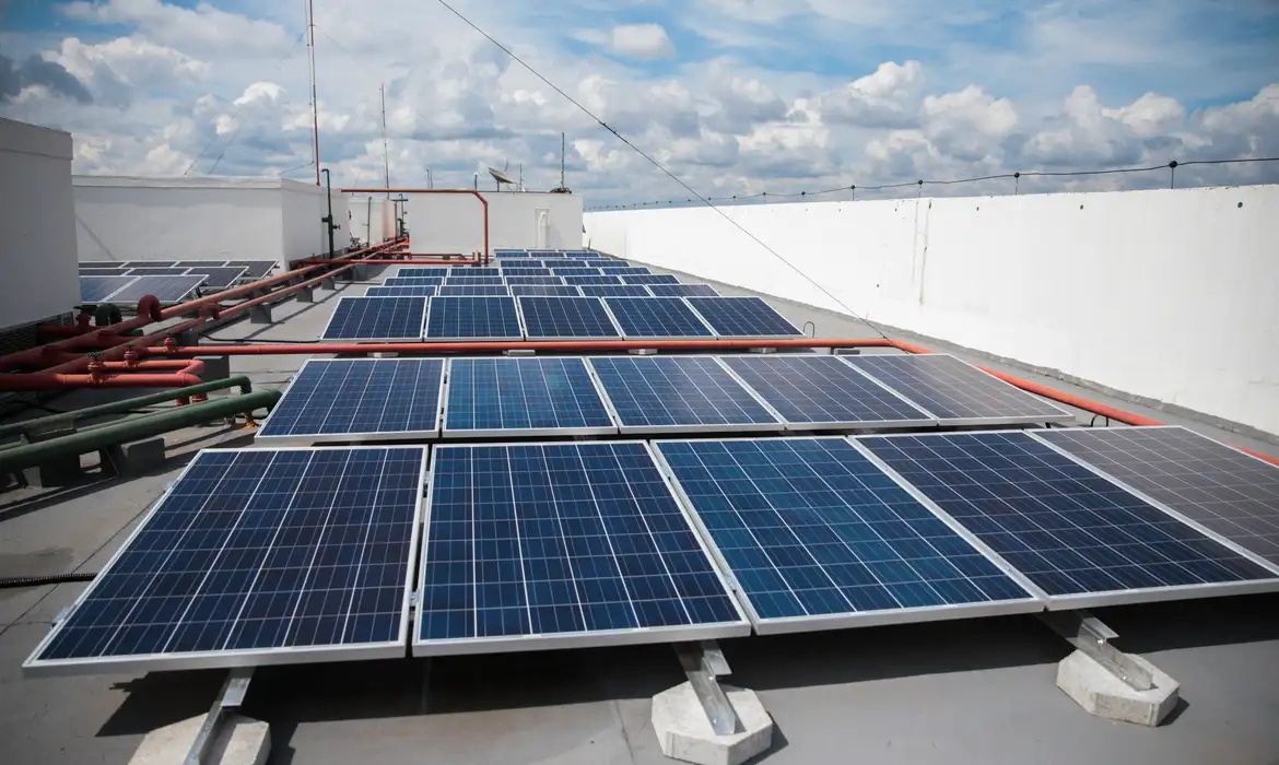 Painéis solares residenciais.