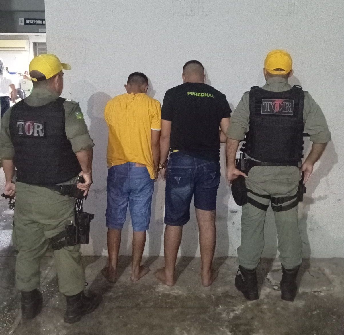 Polícia prende dois homens com arma e munições durante blitz em Teresina.