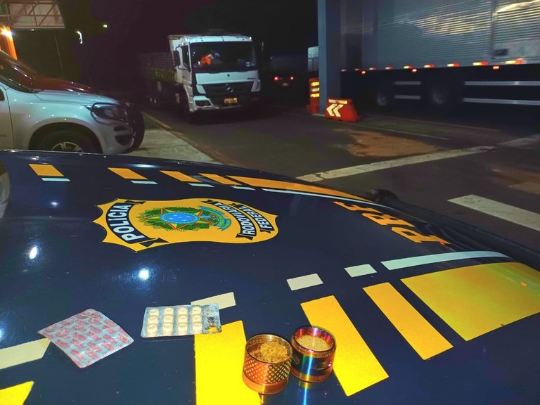 PRF apreende 27 comprimidos de rebite e 5g de substâncias semelhantes a maconha.