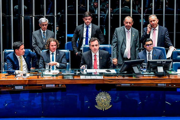Senado aprova isenção de IR para quem ganha até dois salários mínimos.