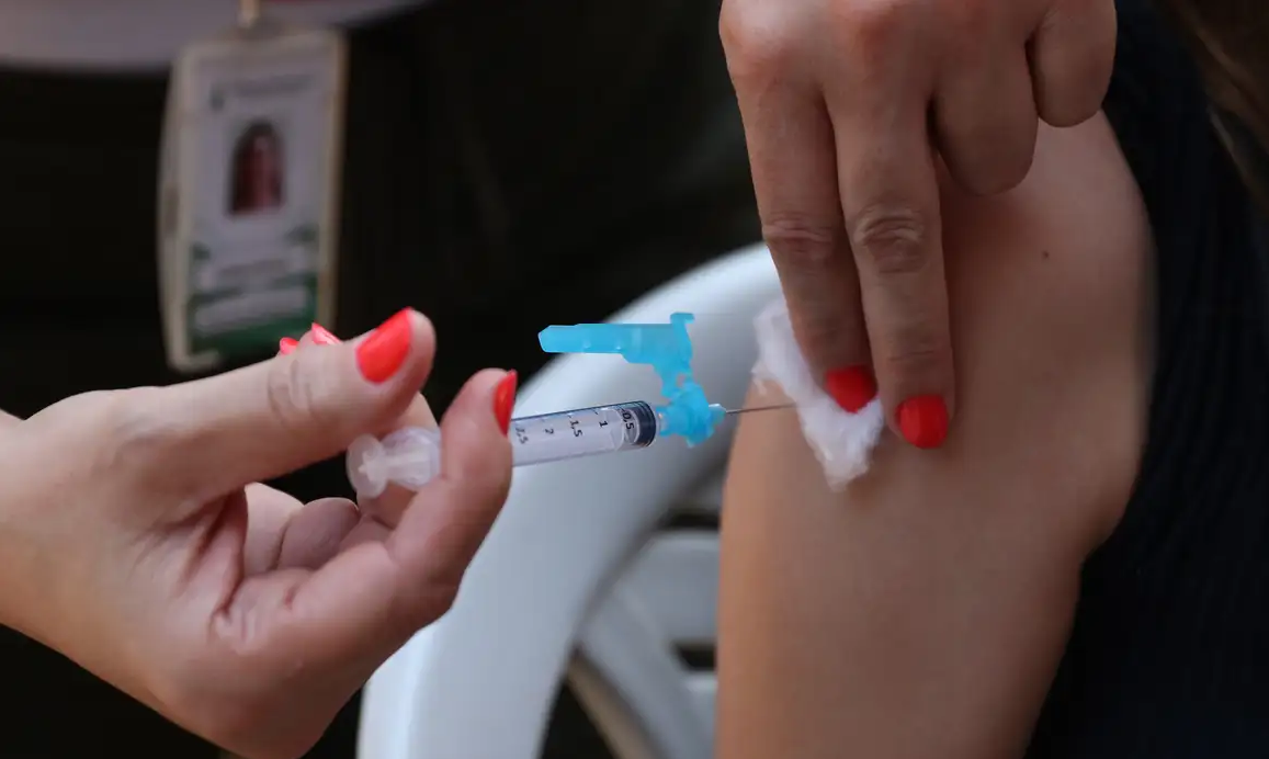 Vacinação contra a dengue.
