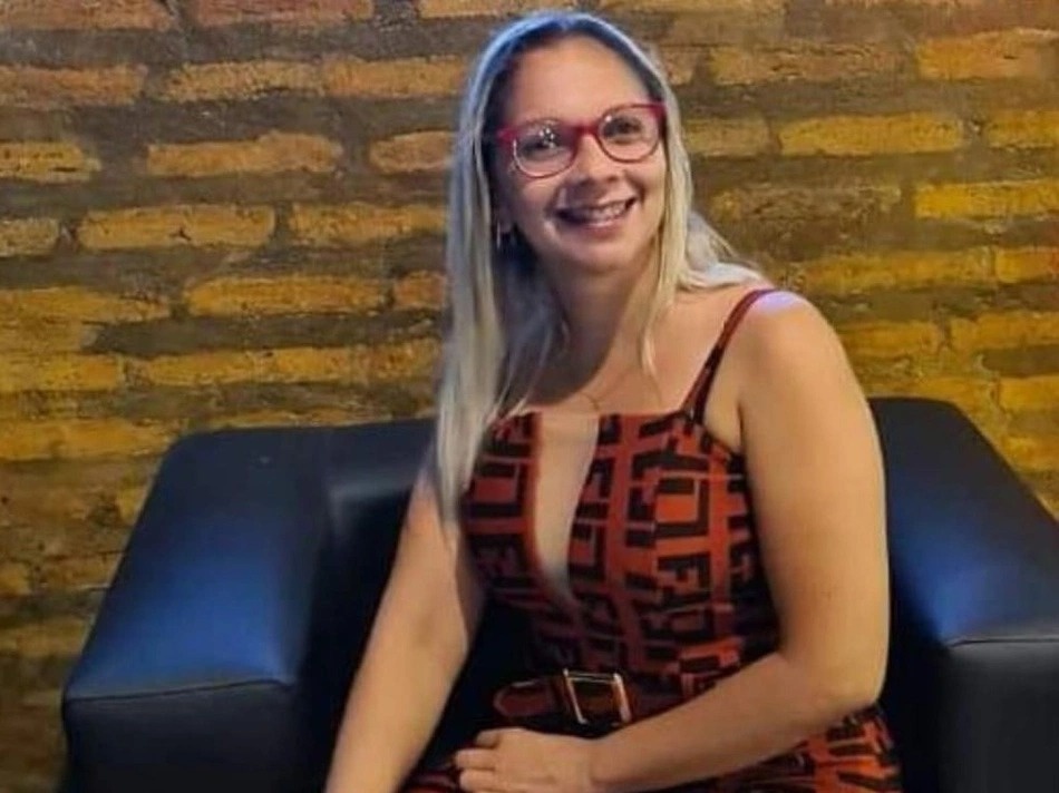 A residência da mulher foi incendiada, deixando feridas duas parentes da vítima.