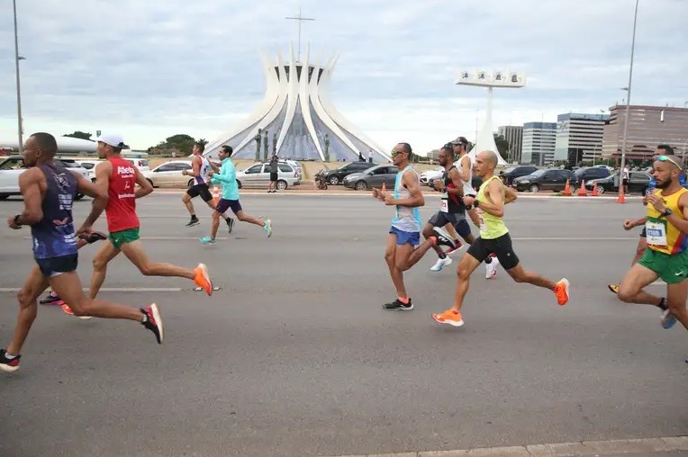 Apresentação de atestado médico por idosos que desejam participar de competições esportivas, torna-se obrigatório.