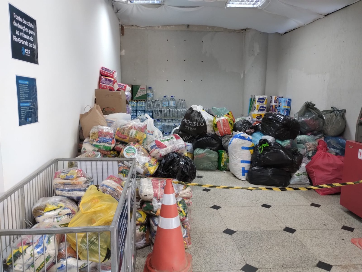As doações são recebidas no saguão do aeroporto.