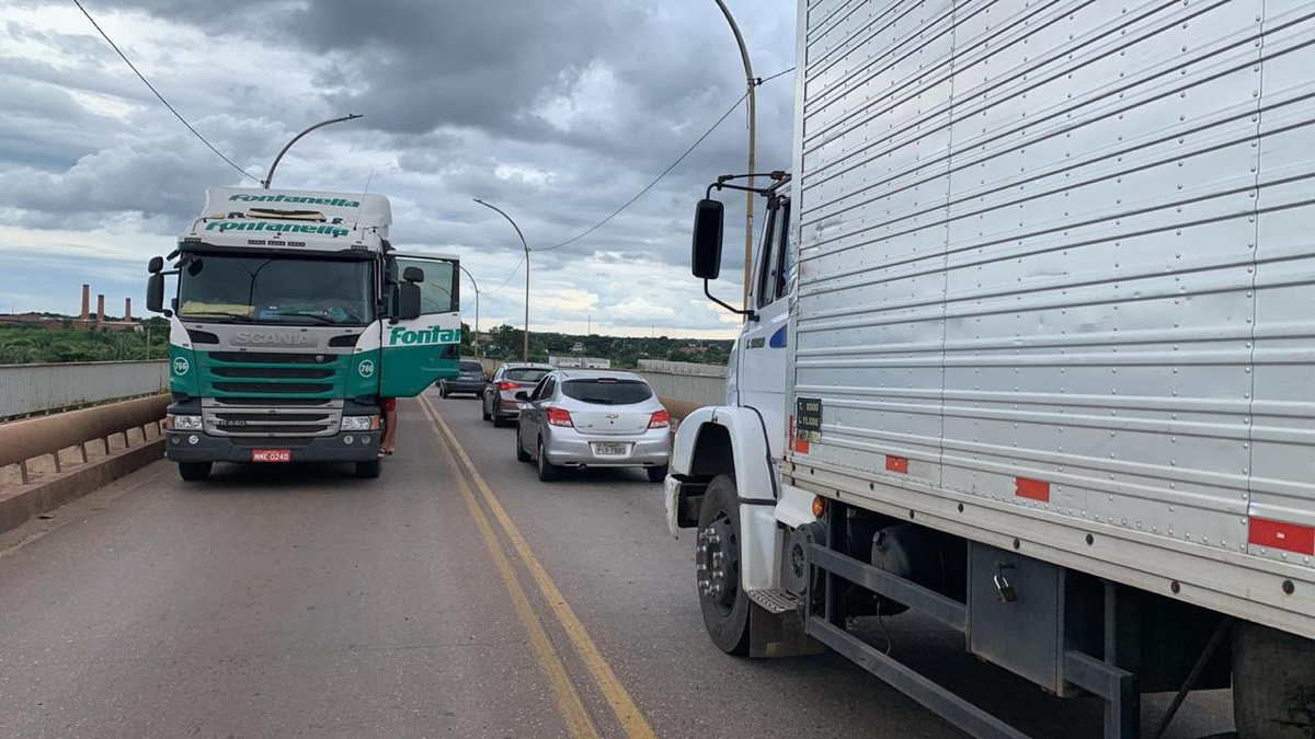 Caminhão interdita ponte que liga Teresina a Timom.