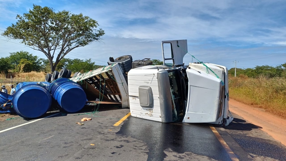 Carreta tomba e provoca interdição de via no Piauí.