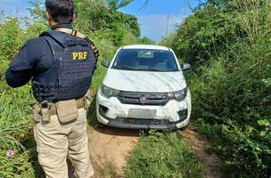 Carro abandonado na BR-316. (Foto: Imagens: Ascom/PRF)