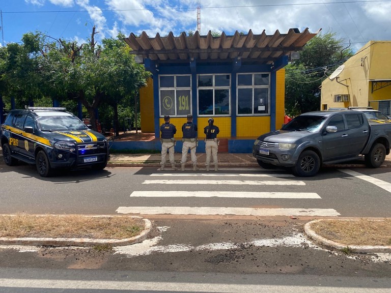 Carro aprendido e condutor preso por receptação.