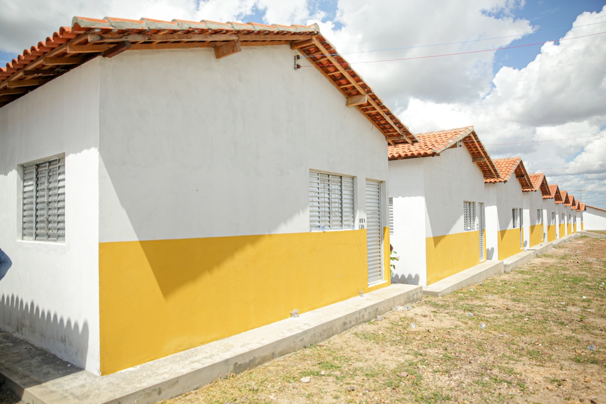Casas entregues para famílias atingidas pelas chuvas.