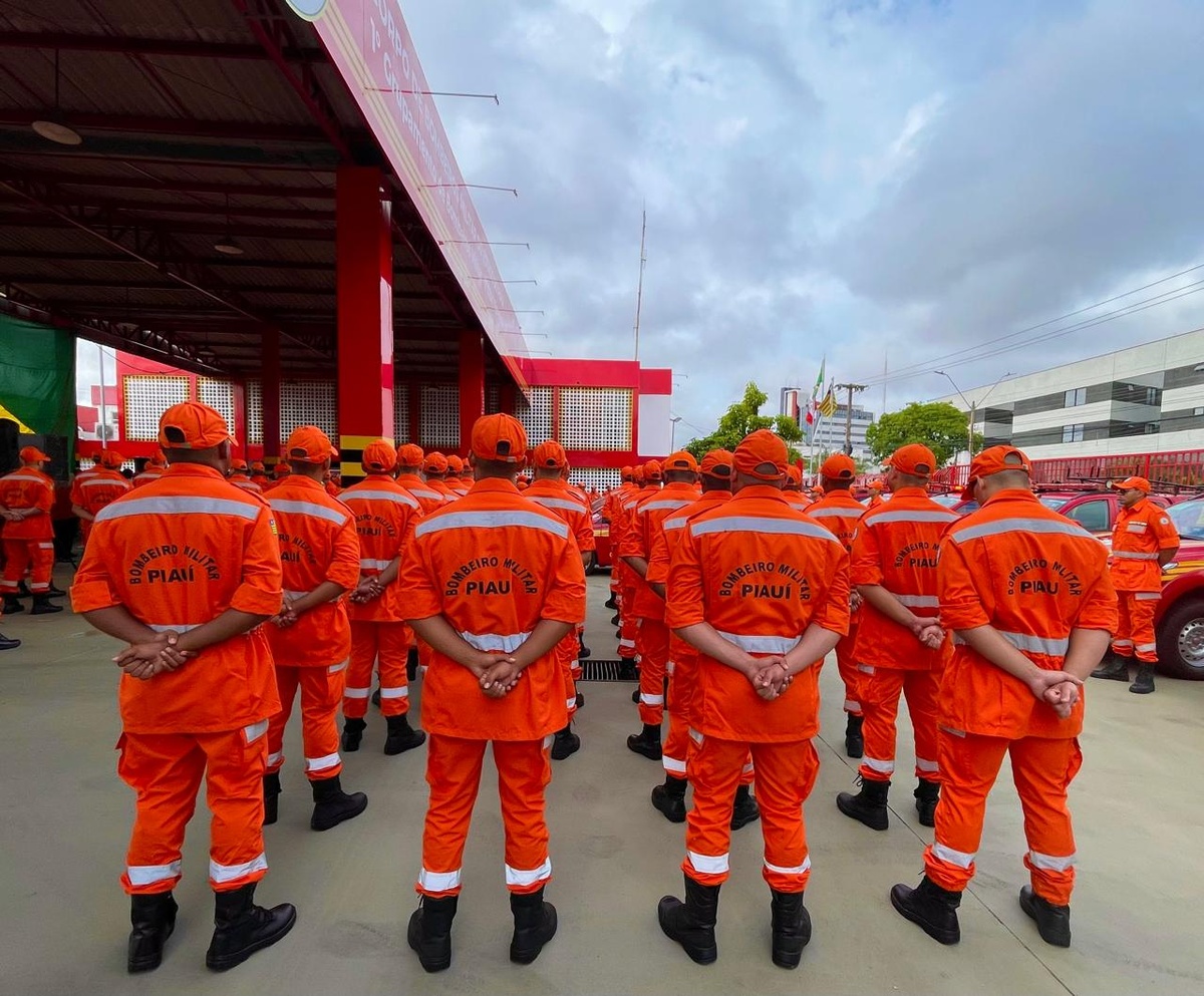 Corpo de bombeiros envia equipe para ajudar as vítimas das enchentes no RS.