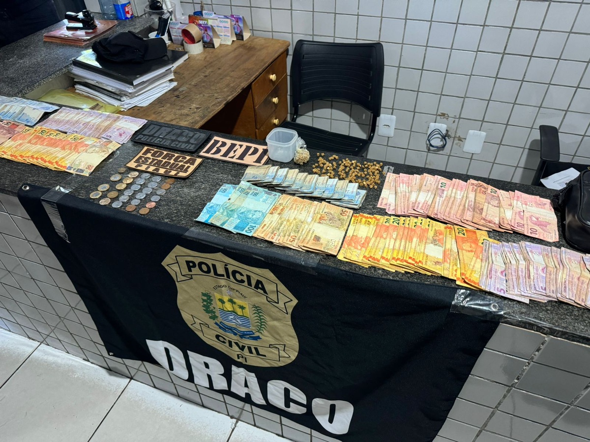 Dinheiro apreendido durante a operação.