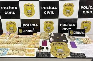 Drogas e pouco mais de R$ 7 mil foram apreendidos. (Foto: ASCOM)