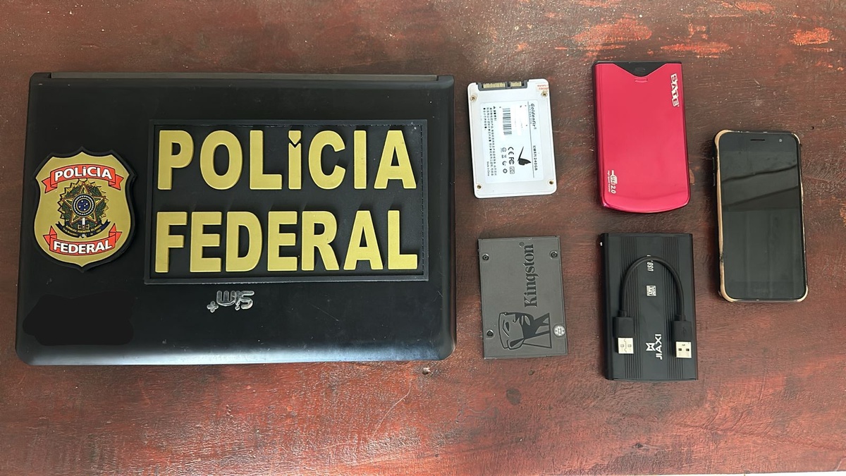 Durante a ação policial, vários equipamentos de internet foram apreendidos.