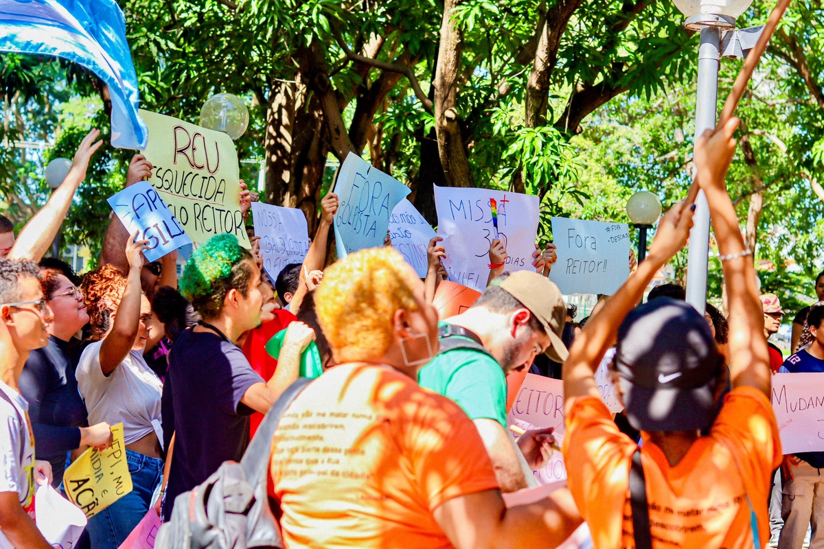 Estudantes da UFPI realizam manifestação por melhorias na segurança e infraestrutura.