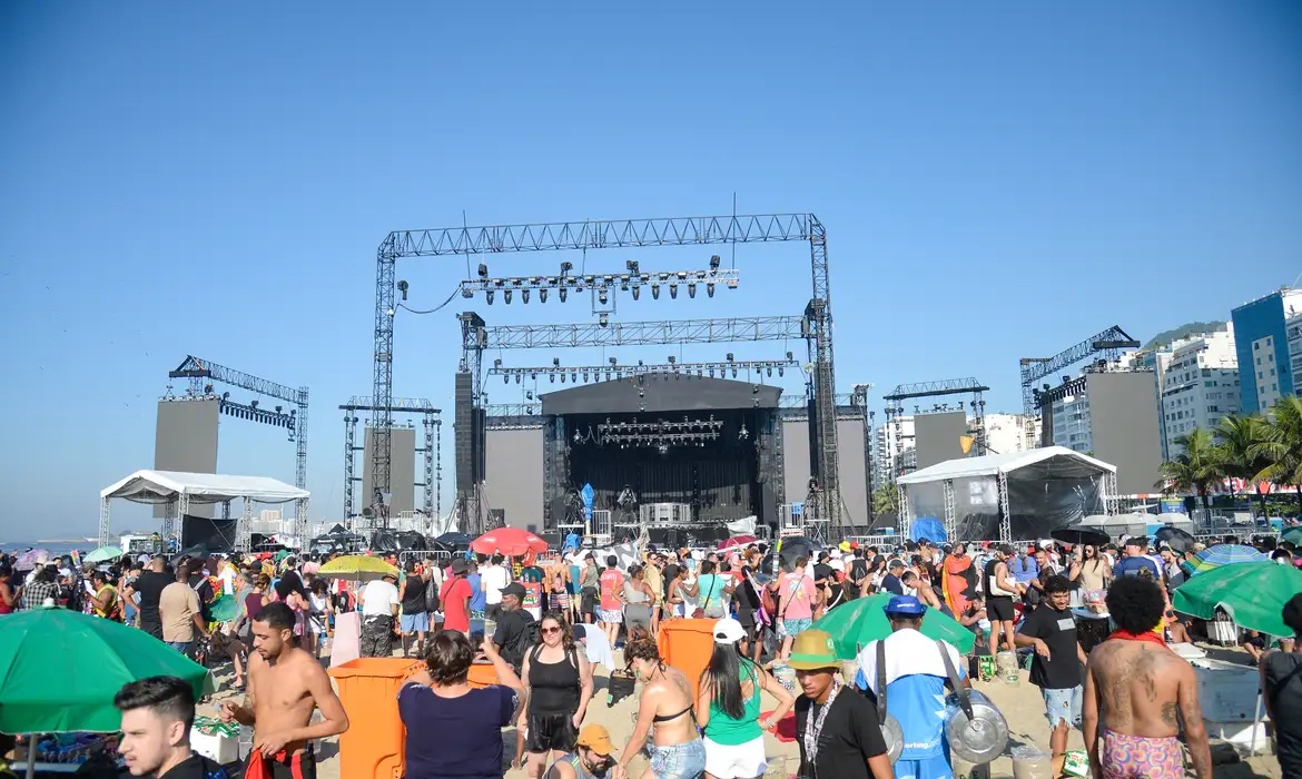 Fãs se aglomeram em frente a palco do show da Madonna no Rio.