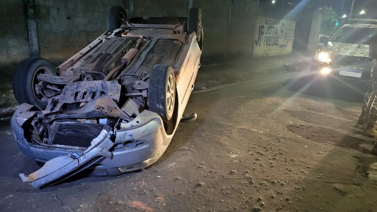 Homem capota carro durante troca de tiros com a polícia.