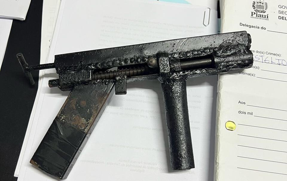 Homem é preso com arma de fogo artesanal e material de facção em Teresina.