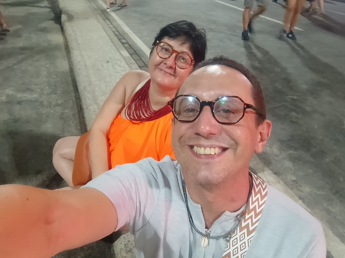 Jornalista Rosa Magalhães e seu amigo.
