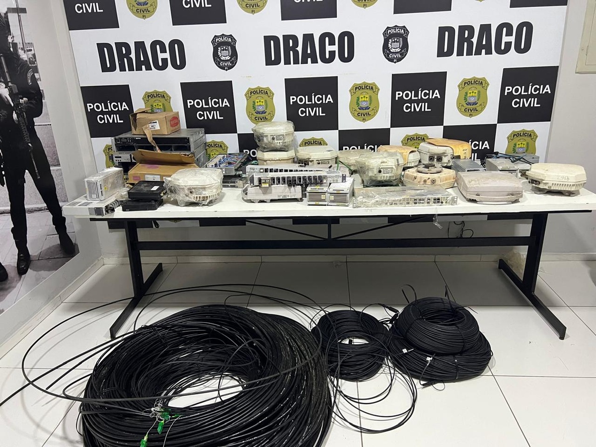 Materiais apreendidos durante a ação policial.