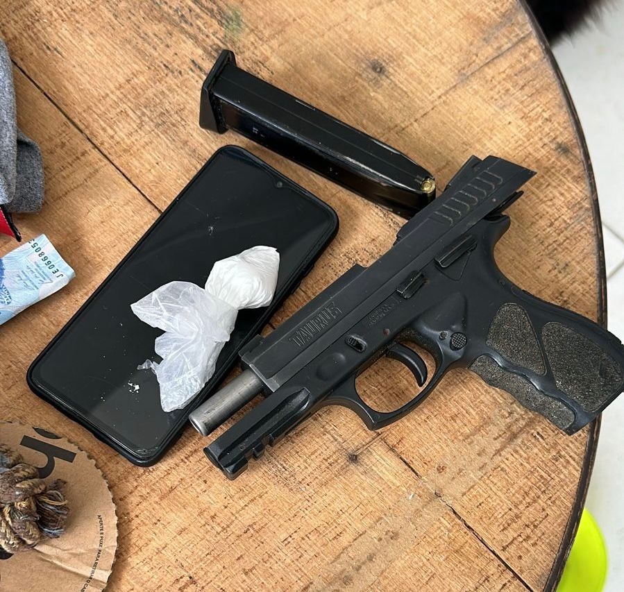 Materiais apreendidos durante a operação policial.