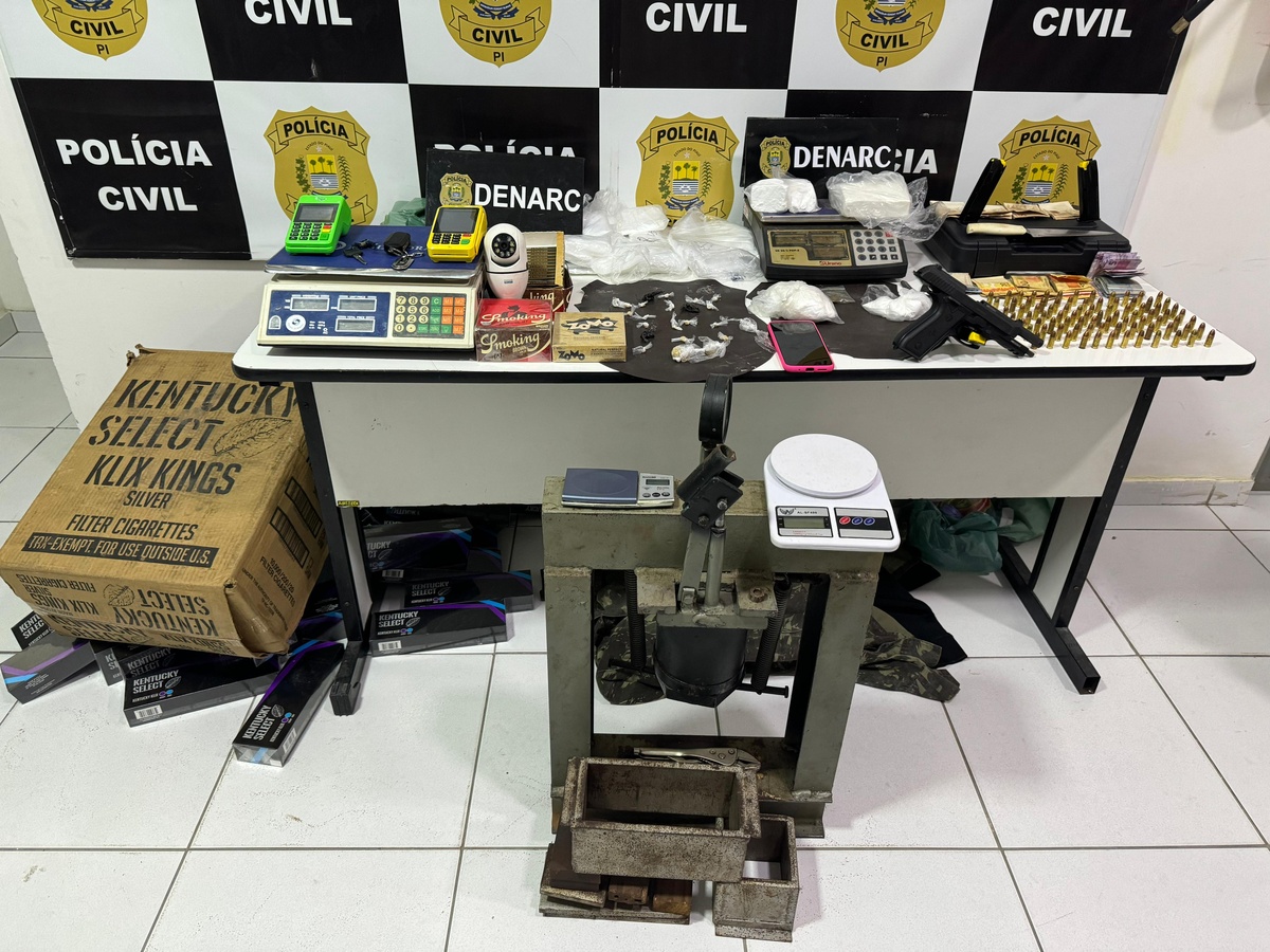 Materiais apreendidos durante a operação policial.