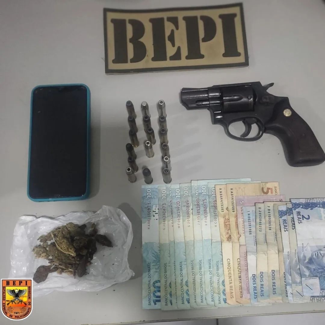Material apreendido pela policia.