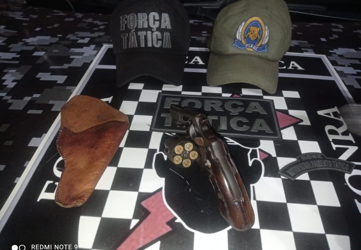 Mulher é presa por porte ilegal de arma de fogo.