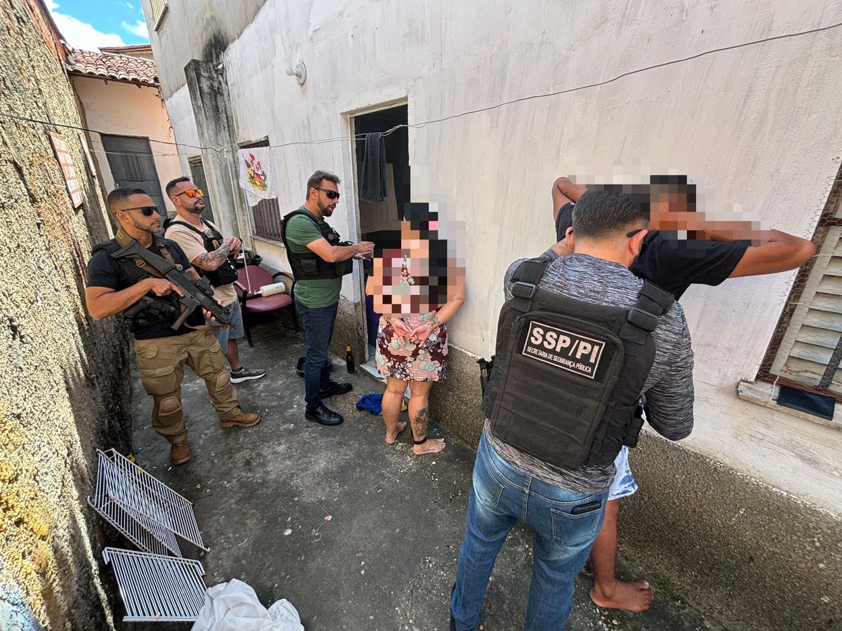 Mulher presa por tráfico de drogas em Teresina.