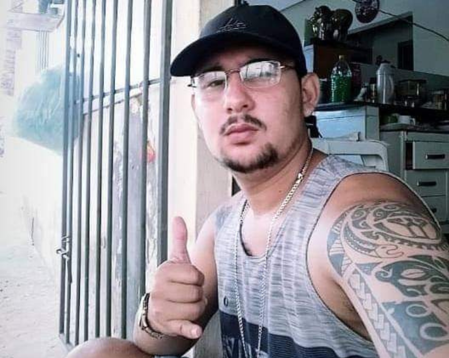 O jovem foi encontrado com aproximadamente quatro marcas de tiro e de ataque animal.