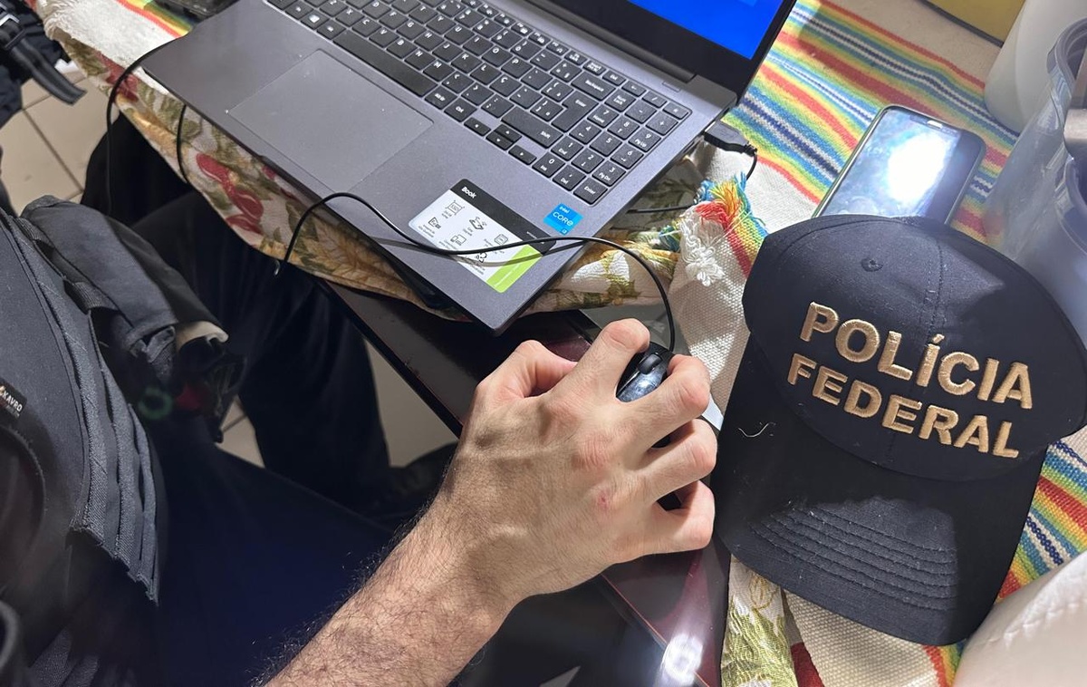 Polícia Federal prende homem suspeito de armazenar mais de três mil fotos.